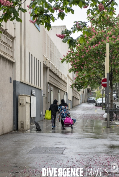 Distribution alimentaire pour les familles en grande précarité Ecole élémentaire Peyssonnel 2 à Marseille