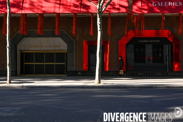 Grands magasins fermés. Confinement 35ème jour.