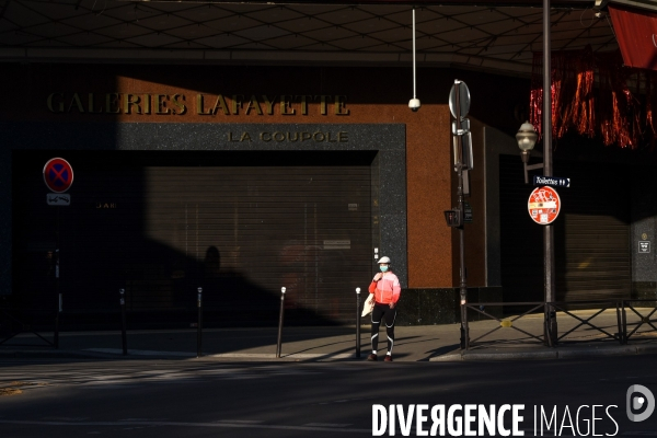 Grands magasins fermés. Confinement 35ème jour.