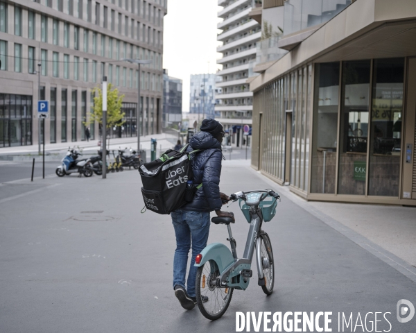 Paris, cinquième semaine de confinemenet dû au coronavirus.