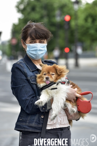 Les parisiens en sortie pendant le confinement Covid-19. The Covid-19 Coronavirus containment.