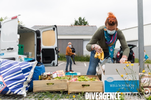 Distribution de colis alimentaires sous confinement