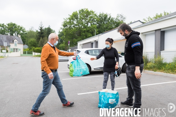 Distribution de colis alimentaires sous confinement