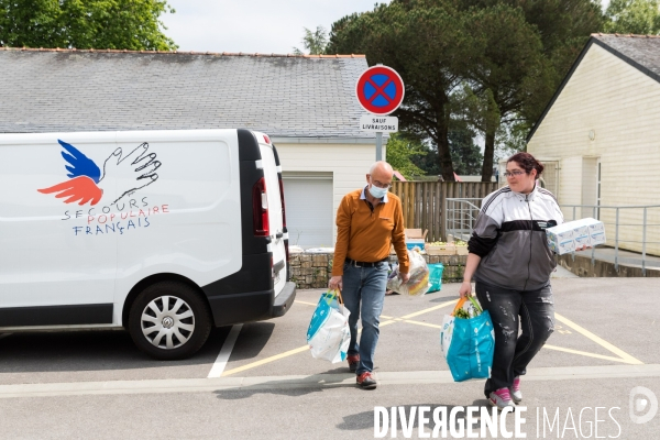 Distribution de colis alimentaires sous confinement