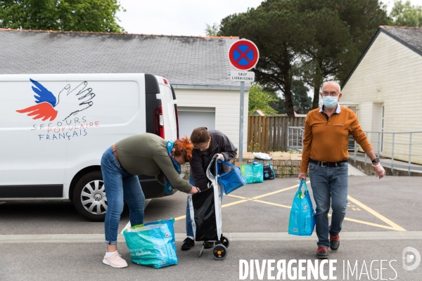 Distribution de colis alimentaires sous confinement