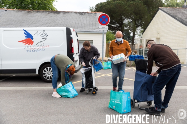 Distribution de colis alimentaires sous confinement