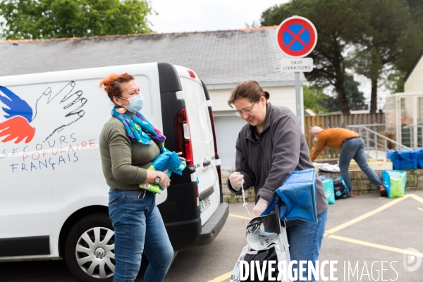 Distribution de colis alimentaires sous confinement