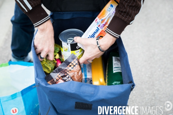 Distribution de colis alimentaires sous confinement