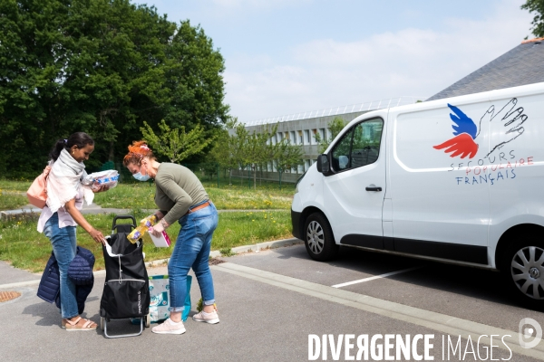 Distribution de colis alimentaires sous confinement