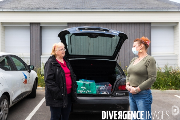 Distribution de colis alimentaires sous confinement