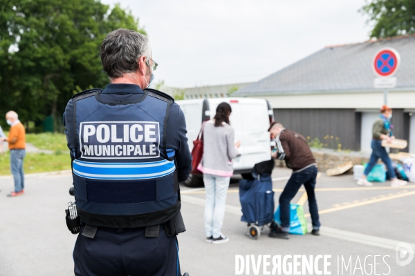 Distribution de colis alimentaires sous confinement