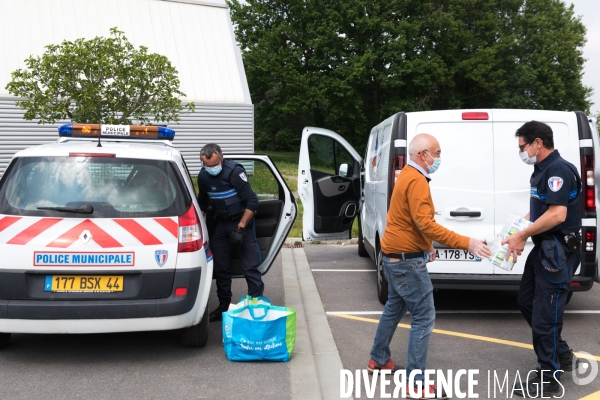 Distribution de colis alimentaires sous confinement