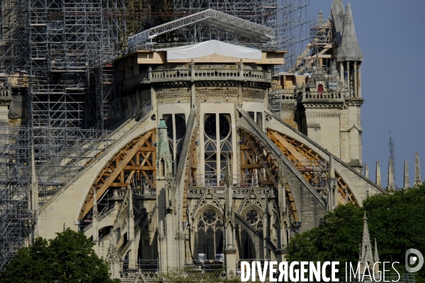 Le chantier de la cathédrale Notre-Dame reprend à Paris. Notre Dame de Paris Cathedral restoration work resumes slowly.