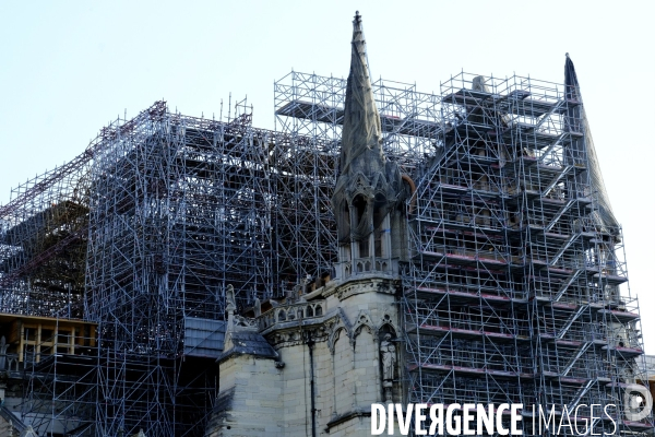 Le chantier de la cathédrale Notre-Dame reprend à Paris. Notre Dame de Paris Cathedral restoration work resumes slowly.