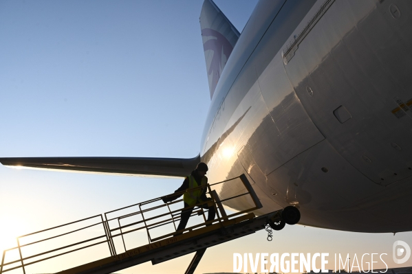 Qatar airways cargo. Fret de matériel médical en provenance de Chine. Confinement 40ème jour.