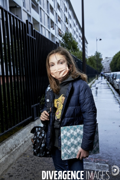 Une élève de 6 eme devant son collège à Paris durant le confinement