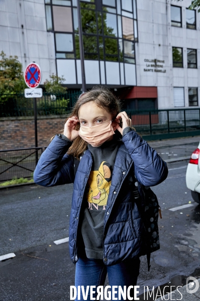 Une élève de 6 eme devant son collège à Paris durant le confinement