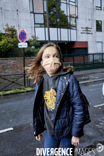 Une élève de 6 eme devant son collège à Paris durant le confinement