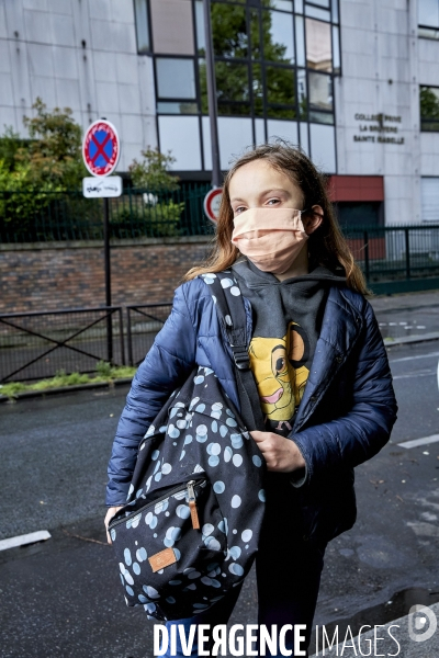 Une élève de 6 eme devant son collège à Paris durant le confinement
