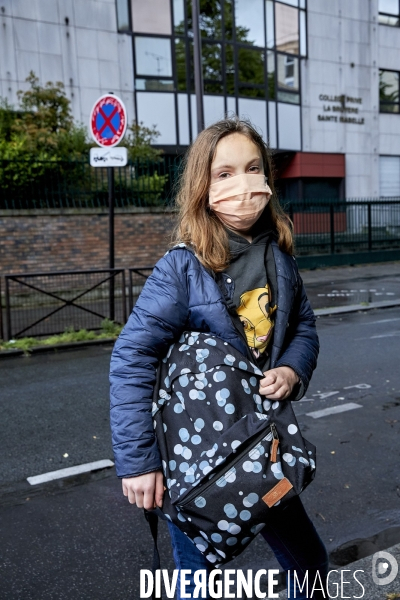 Une élève de 6 eme devant son collège à Paris durant le confinement