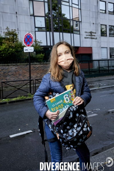 Une élève de 6 eme devant son collège à Paris durant le confinement