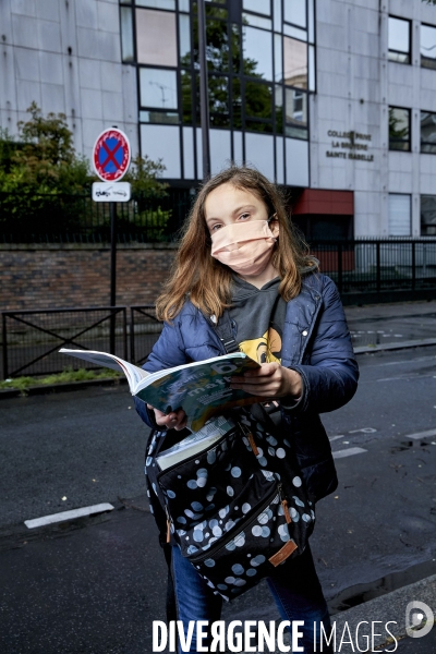 Une élève de 6 eme devant son collège à Paris durant le confinement