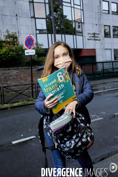 Une élève de 6 eme devant son collège à Paris durant le confinement