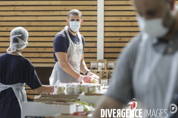 BANLIEUES SANTé distribution de colis alimentaires.