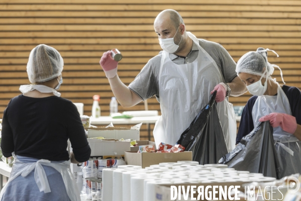 BANLIEUES SANTé distribution de colis alimentaires.