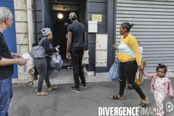 BANLIEUES SANTé distribution de colis alimentaires.