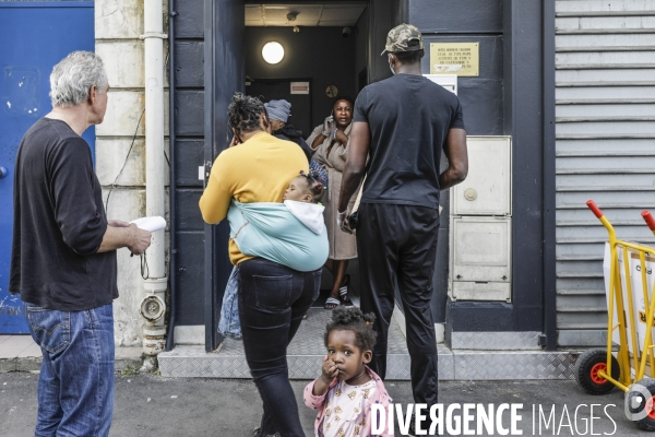 BANLIEUES SANTé distribution de colis alimentaires.