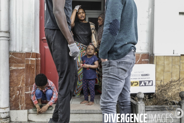 BANLIEUES SANTé distribution de colis alimentaires.