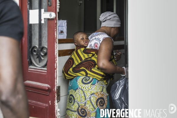 BANLIEUES SANTé distribution de colis alimentaires.