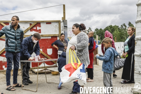 BANLIEUES SANTé distribution de colis alimentaires.