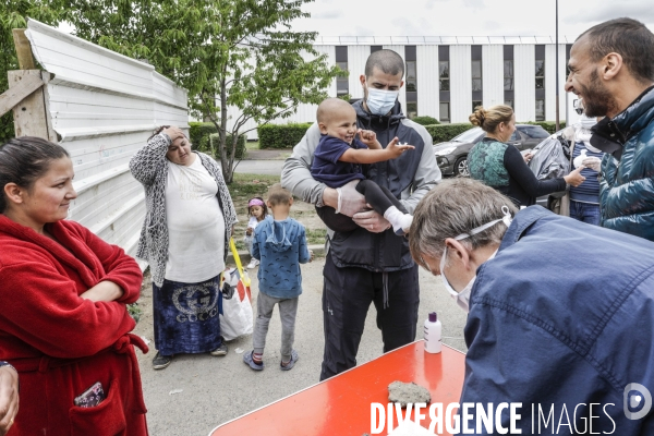 BANLIEUES SANTé distribution de colis alimentaires.