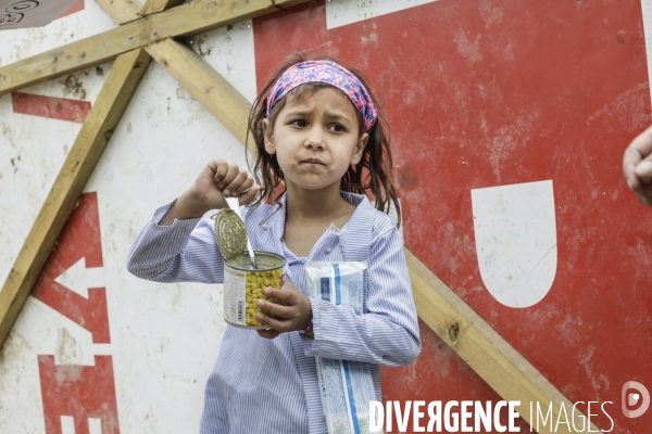 BANLIEUES SANTé distribution de colis alimentaires.