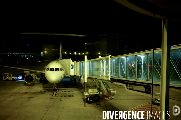 Fin Février 2020, La pandémie s étend en Europe. A l aéroport Roissy-Charles de Gaulle les vols sont suspendus ou extrémement rares.