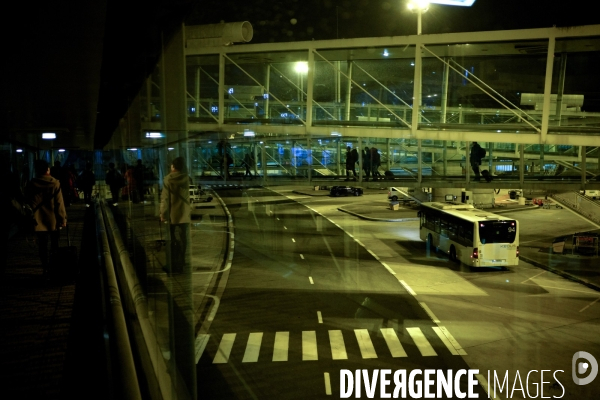 Fin Février 2020, La pandémie s étend en Europe. A l aéroport Roissy-Charles de Gaulle les vols sont suspendus ou extrémement rares.