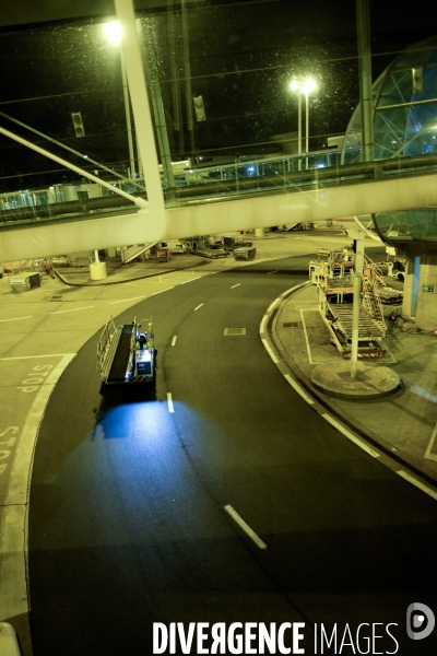 Fin Février 2020, La pandémie s étend en Europe. A l aéroport Roissy-Charles de Gaulle les vols sont suspendus ou extrémement rares.