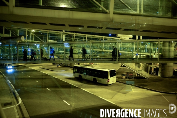 Fin Février 2020, La pandémie s étend en Europe. A l aéroport Roissy-Charles de Gaulle les vols sont suspendus ou extrémement rares.