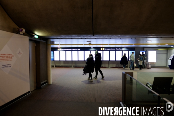Fin Février 2020, La pandémie s étend en Europe. A l aéroport Roissy-Charles de Gaulle les vols sont suspendus ou extrémement rares.