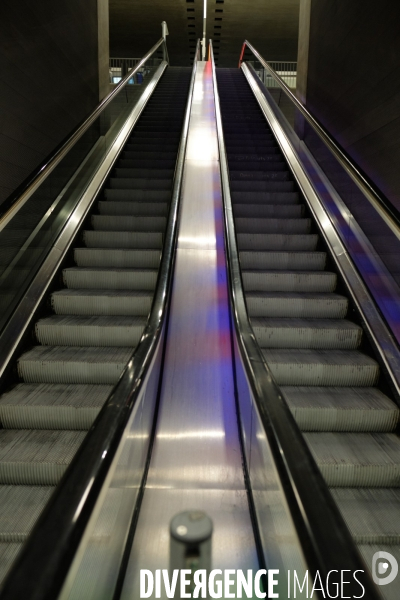 Fin Février 2020, La pandémie s étend en Europe. A l aéroport Roissy-Charles de Gaulle les vols sont suspendus ou extrémement rares.