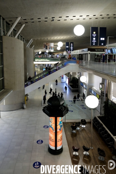 Fin Février 2020, La pandémie s étend en Europe. A l aéroport Roissy-Charles de Gaulle les vols sont suspendus ou extrémement rares.
