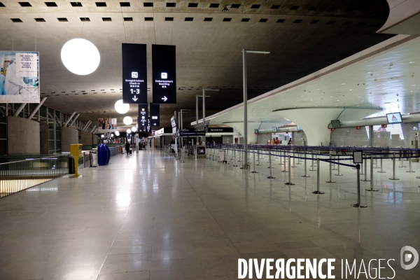 Fin Février 2020, La pandémie s étend en Europe. A l aéroport Roissy-Charles de Gaulle les vols sont suspendus ou extrémement rares.