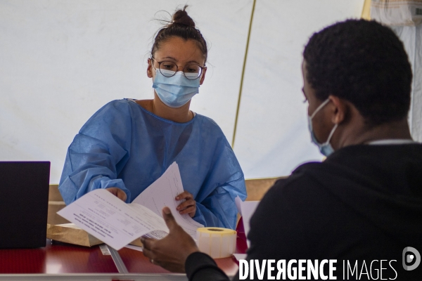 Dépistage du Covid-19 par MSF accompagnée de bénévoles à Malpassé