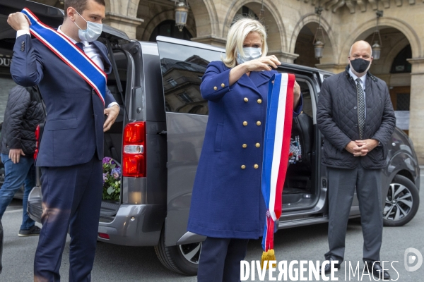 Marine Le Pen célèbre le 1er mai masquée sous la statue de Jeanne d Arc