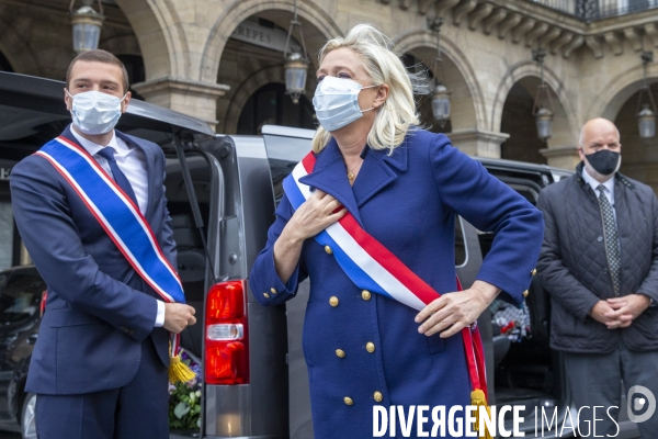 Marine Le Pen célèbre le 1er mai masquée sous la statue de Jeanne d Arc
