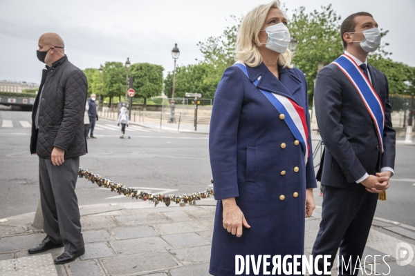 Marine Le Pen célèbre le 1er mai masquée sous la statue de Jeanne d Arc