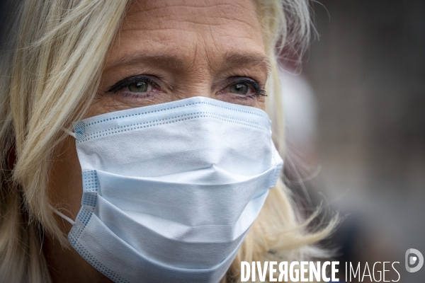Marine Le Pen célèbre le 1er mai masquée sous la statue de Jeanne d Arc