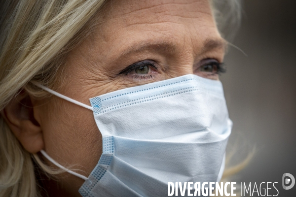 Marine Le Pen célèbre le 1er mai masquée sous la statue de Jeanne d Arc